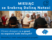 U góry hasło: Miesiąc ze srebrną Doliną Noteci. Poniżej grupka seniorów, którzy siedzą przy stołach i rozmawiają.