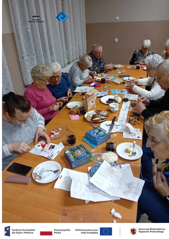 seniorzy tworzą rękodzieło