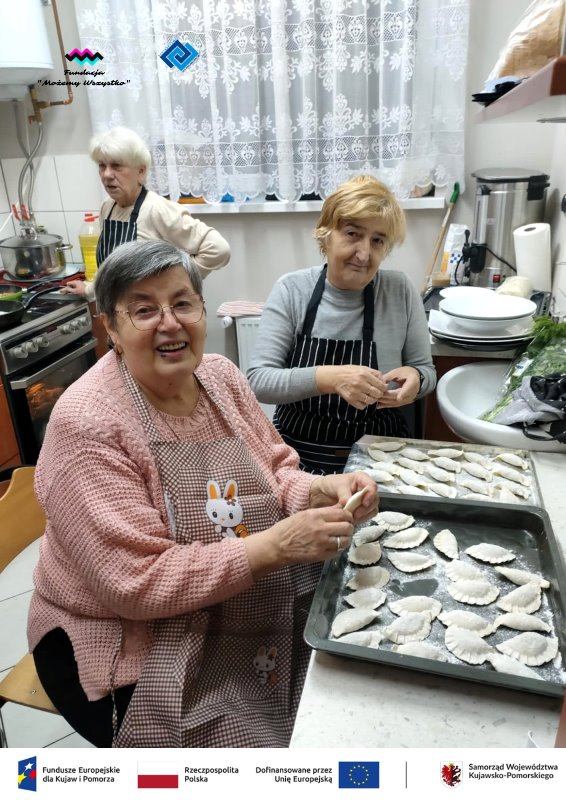 3seniorki gotują-lepią piergogi